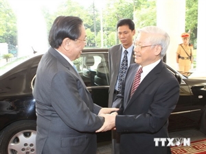 General Secretary Trong (R) welcomes Lao President Choummaly Sayasone