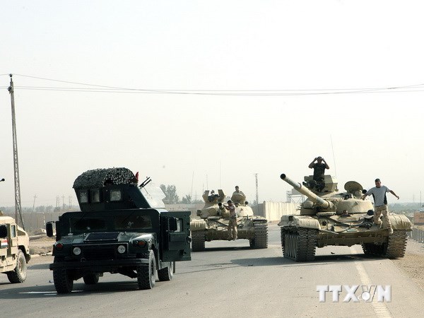  Xe của quân đội Iraq tuần tra trên tuyến đường cao tốc chính phía tây thủ phủ Ramadi. (Nguồn: AFP/TTXVN)