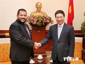 Deputy PM and FM Minh (R) and Sri Lankan Minister Rishad Bathiudeen 