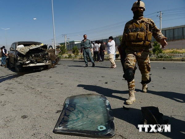 Nhân viên an ninh Afghanistan tại hiện trường vụ tấn công liều chết hôm 21/6. (Nguồn: AFP/TTXVN)