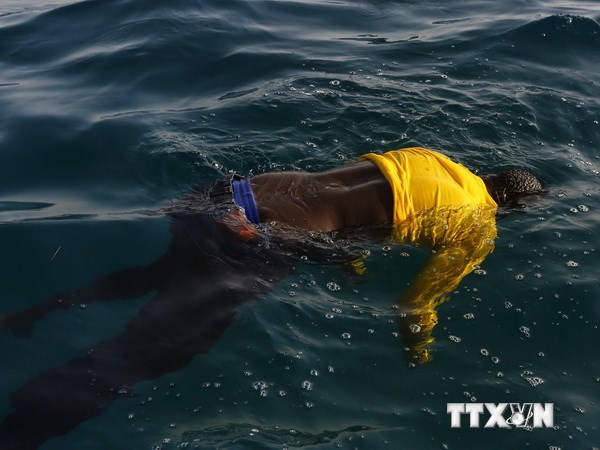 Thi thể một người di cư trôi nổi ngoài khơi al-Qarbole ngày 22/8 vừa qua. (Ảnh: AFP/TTXVN)