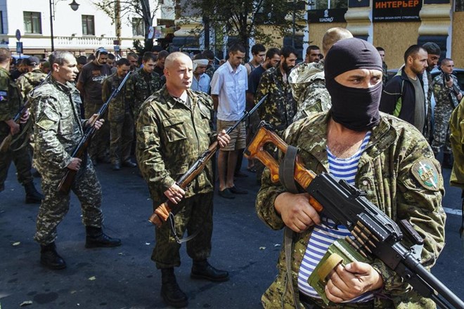 Quân ly khai Donetsk bắt tù binh thuộc quân chính phủ diễu hành trong lễ Độc lập của Ukraine ngày 24/8 (Nguồn: AFP)