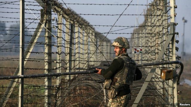 Một lính biên phòng tại một trạm gác ở đường biên giới với Pakistan trong khu vực Jammu-Kashmir. (Nguồn: Reuters)