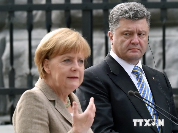 Thủ tướng Angela Merkel và Tổng thống Ukraine Petro Poroshenko trong cuộc họp báo chung hôm 23/8. (Nguồn: AFP/TTXVN)