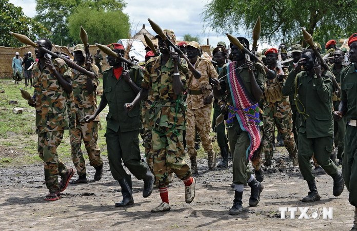 Các tay súng Phong trào Dân chủ Nam Sudan tuần tra tại Gumuruk ngày 13/5. (Nguồn: AFP/TTXVN)