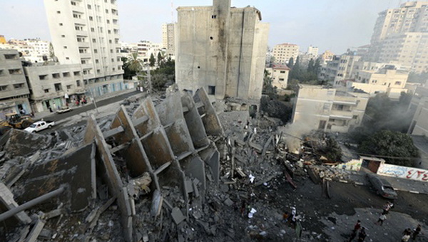 Israel ném bom san phẳng hai tòa nhà cao tầng ở dải Gaza