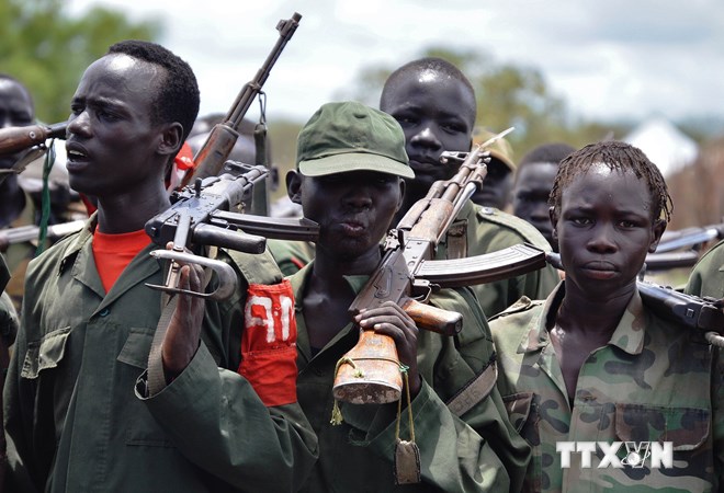 Các tay súng Phong trào Dân chủ Nam Sudan tuần tra tại Gumuruk ngày 13/5. (Nguồn: AFP/TTXVN)