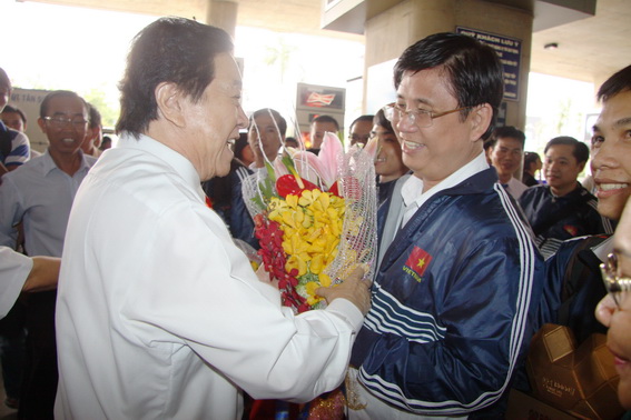 Nhà giáo nhân dân, tiến sĩ Đỗ Hữu Tài ra sân bay Tân Sơn Nhất đón các thành viên đội LH-NVN trở về