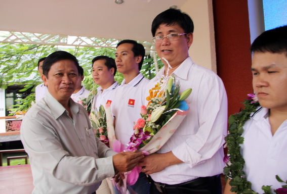 Phó Chủ tịch UBND tỉnh Nguyễn Thành Trí và Phó trưởng ban Thường trực Tuyên giáo Tỉnh uỷ Đặng Mạnh Trung tặng hoa chúc mừng đội LH-NVN mang vinh quang về cho đất nước