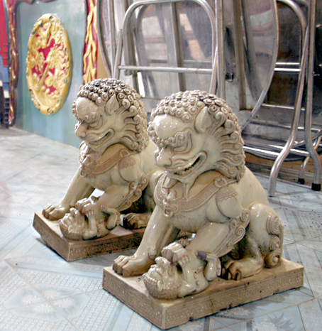 Cặp kỳ lân đá Việt Nam có niên đại trên trăm năm tại Di tích lịch sử đình Long Chiến (xã Bình Lợi, huyện Vĩnh Cửu) đang được mang vào bên trong chính điện và khóa cửa cẩn thận nhằm tránh bị mất cắp.