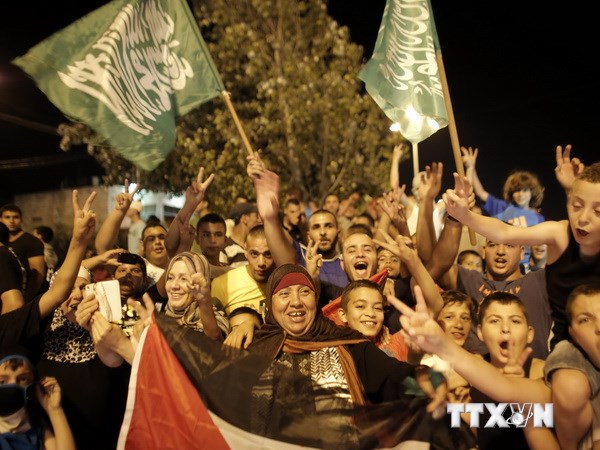 Người dân Palestine vui mừng vì hiệp ước ngừng bắn mới, tại Đông Jerusalem ngày 26/8. (Nguồn: AFP/TTXVN)