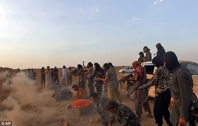 IS lại gây chấn động với video vụ hành quyết 250 binh sĩ Syria