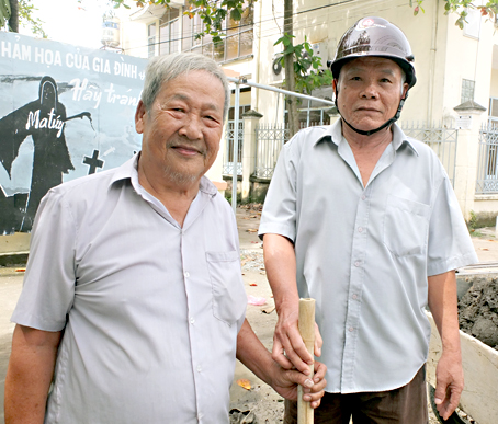 Ông Huỳnh Văn Lành (trái) và ông Thái Văn The. Ảnh: Đ.Phú