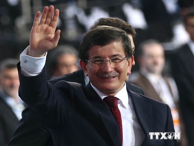 Ông Ahmet Davutoglu sau khi đươc bầu làm Thủ tướng tại phiên họp bất thường của Đảng AKP ở Ankara ngày 27/8. (Nguồn: AFP/TTXVN)