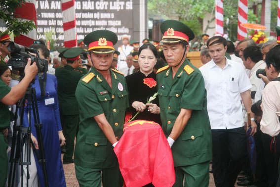 Các đồng chí lãnh đạo Đảng và Nhà nước tham gia lễ di quan các anh liệt sĩ về Nghĩa trang liệt sĩ huyện Nhơn Trạch
