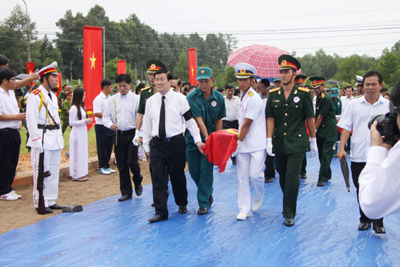 Đồng chí Trương Tấn Sang cùng đưa các liệt sĩ vào nghĩa trang