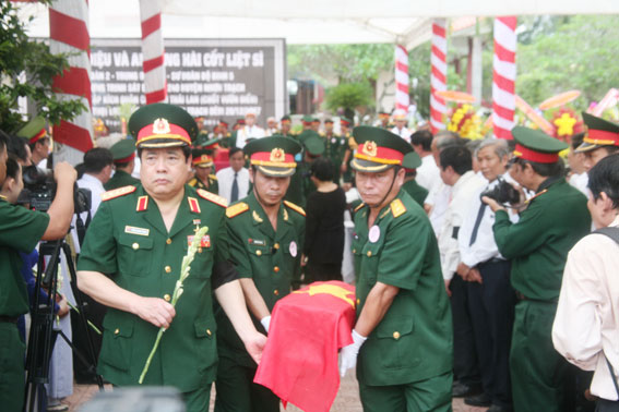 Đồng chí Bộ trưởng Quốc phòng Phùng Quang Thanh tham gia nghi thức di quan