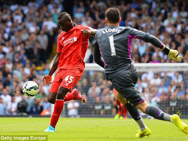 Balotelli có trận đấu đầu tiên trong màu áo Liverpool. 