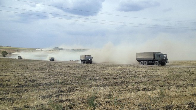 Đoàn xe quân sự Nga tại Krasnodarovka thuộc vùng Rostov hôm 28/8 (Nguồn: Reuters)