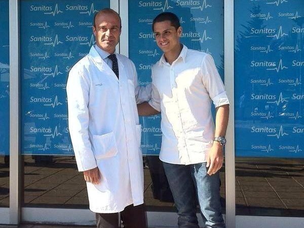 Chicharito kiểm tra sức khỏe tại Madrid. (Nguồn: Marca)