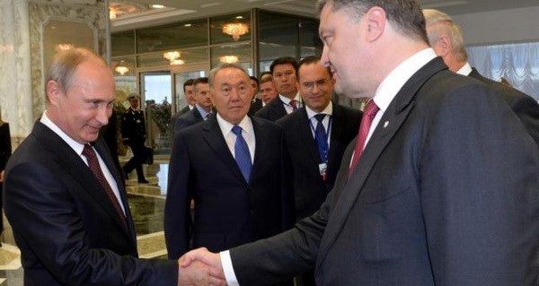 Tổng thống Nga Putin gặp Tổng thống Ukraine Petro Poroshenko ở Minsk, Belarus. (Nguồn: irishtimes.com)