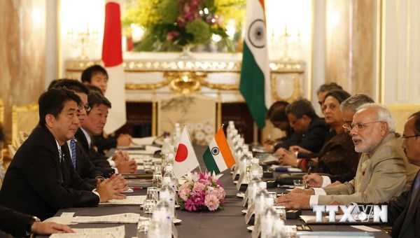 Thủ tướng Nhật Bản Shinzo Abe (trái) hội đàm với Thủ tướng Ấn Độ Narendra Modi. (Nguồn: AFP/TTXVN)