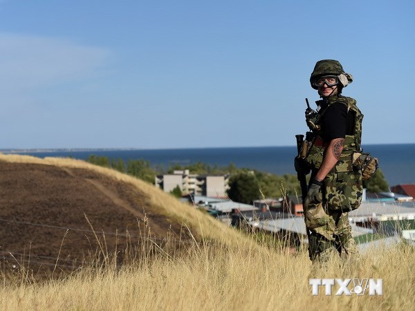 Binh sỹ Ukraine gác một ngọn đồi ở ngoại ô thành phố Mariupol ngày 30/8. (Nguồn: AFP/TTXVN)