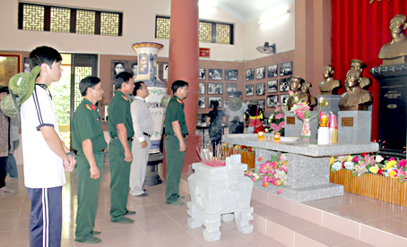 Cán bộ, chiến sĩ lực lượng vũ trang và các thầy cô viếng Nhà bia tưởng niệm Trung ương Cục miền Nam.