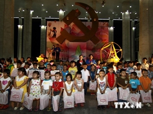 Mid-Autumn gifts come to children nationwide