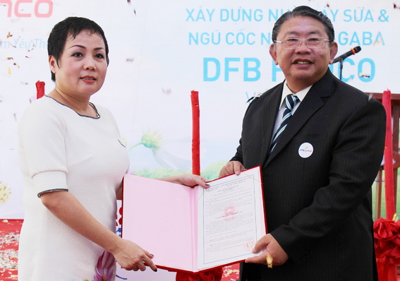 Giám đốc Sở Khoa học và Công nghệ Đồng Nai trao giấy phép đầu tư cho bà Phạm Thị Kim Oanh, chủ tịch hội đồng quản trị Công ty cổ phần DFB Hanco Việt Nam.