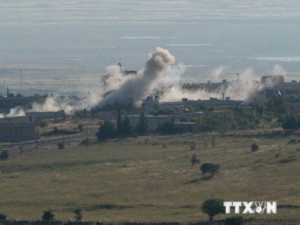 Khói bốc lên trong vụ xung đột giữa quân đội Syria và lực lượng đối lập tại làng Qahtaniya. Ảnh minh họa. (Nguồn: THX/TTXVN)