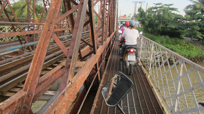 Người dân đi qua cầu Rạch Cát, cầu Ghềnh (TP.Biên Hòa). 