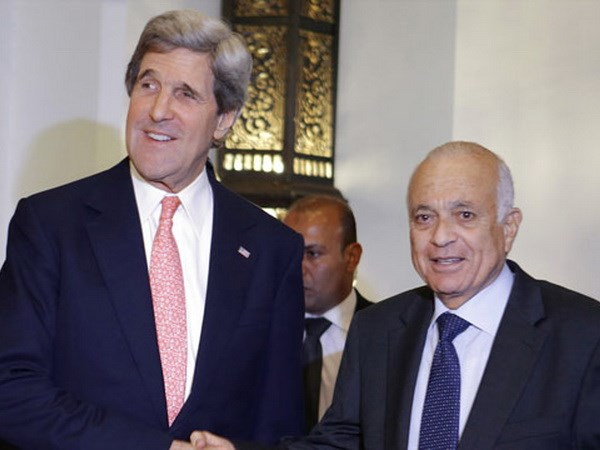 Ngoại trưởng Mỹ John Kerry và Tổng Thư ký AL Nabil al-Arabi trong một cuộc gặp tại Cairo hồi tháng 3/2013. (Nguồn: AFP)