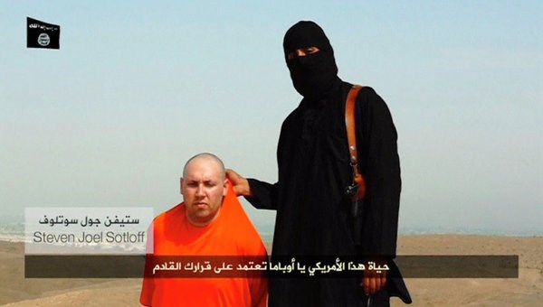 Hình ảnh phiến quân IS trước khi hành quyết nhà báo Steven Sotloff. (Nguồn: Reuters)