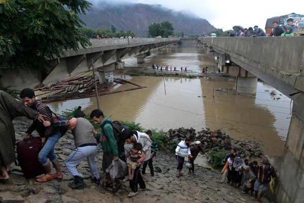 Lũ lụt kinh hoàng khiến hàng trăm người dân Ấn Độ, Pakistan phải sơ tán. (Nguồn: www.newslocker.com)