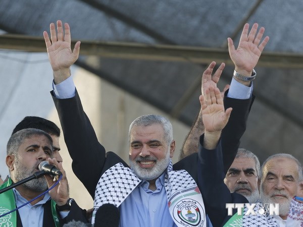 Lãnh đạo phong trào Hồi giáo Hamas Ismail Haniya (giữa) trong cuộc tuần hành của người dân Palestin ở thành phố Gaza ngày 27/8. (Nguồn: AFP/TTXVN)