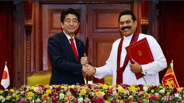 Thủ tướng Nhật Bản Shinzo Abe (trái) bắt tay Tổng thống Sri Lankan Mahinda Rajapaksa sau cuộc hội đàm diễn ra ở Colombo. (Nguồn: AFP) 