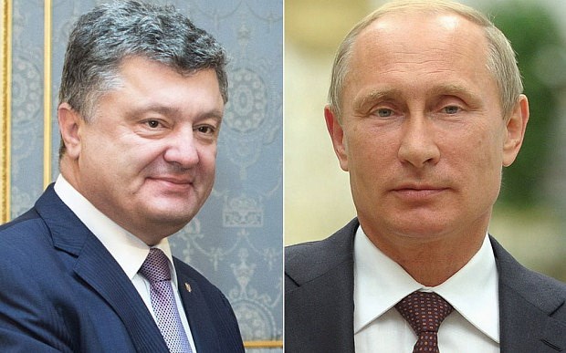 Tổng thống Nga Vladimir Putin (phải) và người đồng cấp Ukraine Petro Poroshenko. (Nguồn: Telegraph.co.uk)