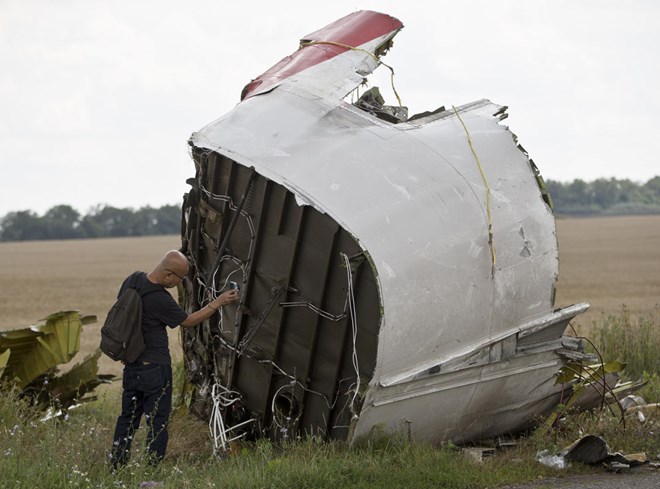 Máy bay MH17 đã bị xuyên thủng bởi "vật thể có tốc độ cao"