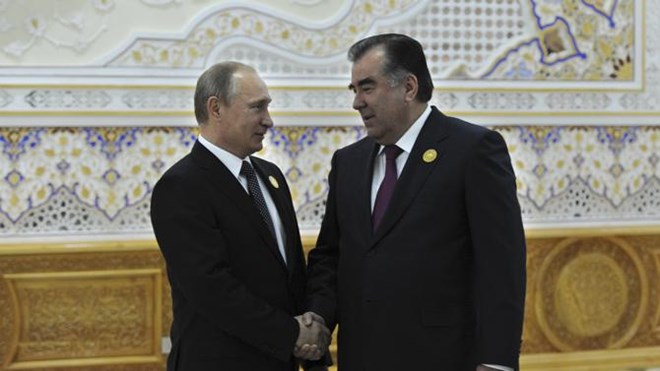 Tổng thống Nga Vladimir Putin bắt tay với Tổng thống Tajikistan Emomali Rahmon khi tới Dushanbe dự Hội nghị SCO (Nguồn: Reuters)