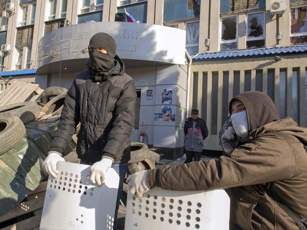 Các tay súng ly khai ở Lugansk, miền Đông Ukraine (Nguồn: AFP)