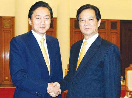 PM Nguyen Tan Dung receives former Japanese Prime Minister Hatoyama Yukio yesterday