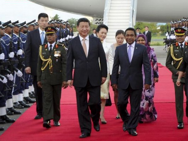 Chủ tịch Trung Quốc Tập Cận Bình và Tổng thống Maldives Abdulla Yameen tại lễ đón. (Nguồn: Xinhua)