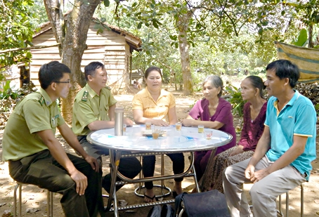 Cán bộ Trạm kiểm lâm Rang Rang (ấp 5, xã Mã Đà) vận động người dân thuộc vùng di dời làm tốt công tác bảo vệ rừng.