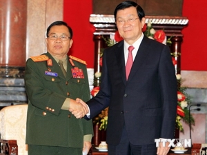 President Truong Tan Sang (R) meets Lao Defence Minister Sengnoune Sayalath
