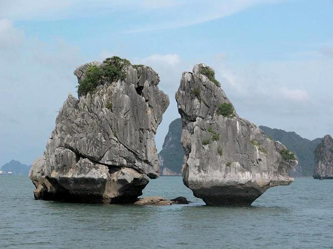 Limestone masterpieces in the heart of Ha Long Bay