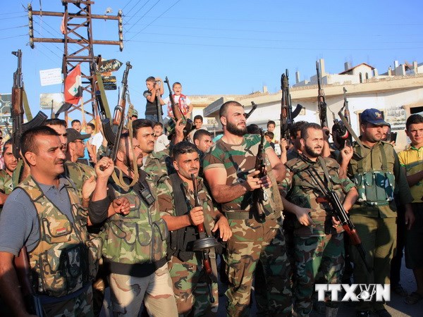 Binh sĩ quân đội Syria sau khi giành lại quyền kiểm soát ngôi làng Tayyibat, tỉnh Hama. (Nguồn: AFP/TTXVN)