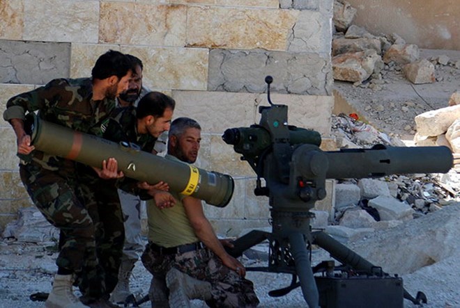 Các chiến binh thuộc phe đối lập ở Syria chuẩn bị phóng tên lửa chống tăng. (Nguồn: Reuters)