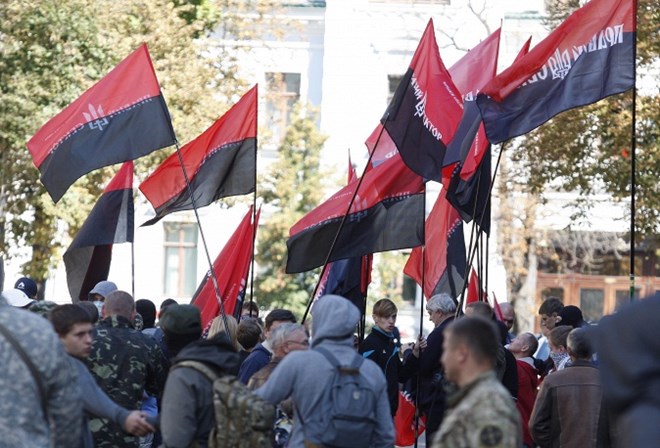 Tổ chức Cánh Hữu biểu tình bên ngoài phủ tổng thống ở Kiev để phản đối việc trao quy chế đặc biệt cho khu vực Donbass. (Nguồn: ITAR-TASS)