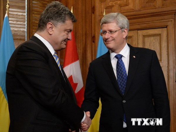 Thủ tướng Stephen Harper (phải) và Tổng thống Petro Poroshenko tại cuộc gặp ở Ottawa. (Nguồn: AFP/TTXVN)
